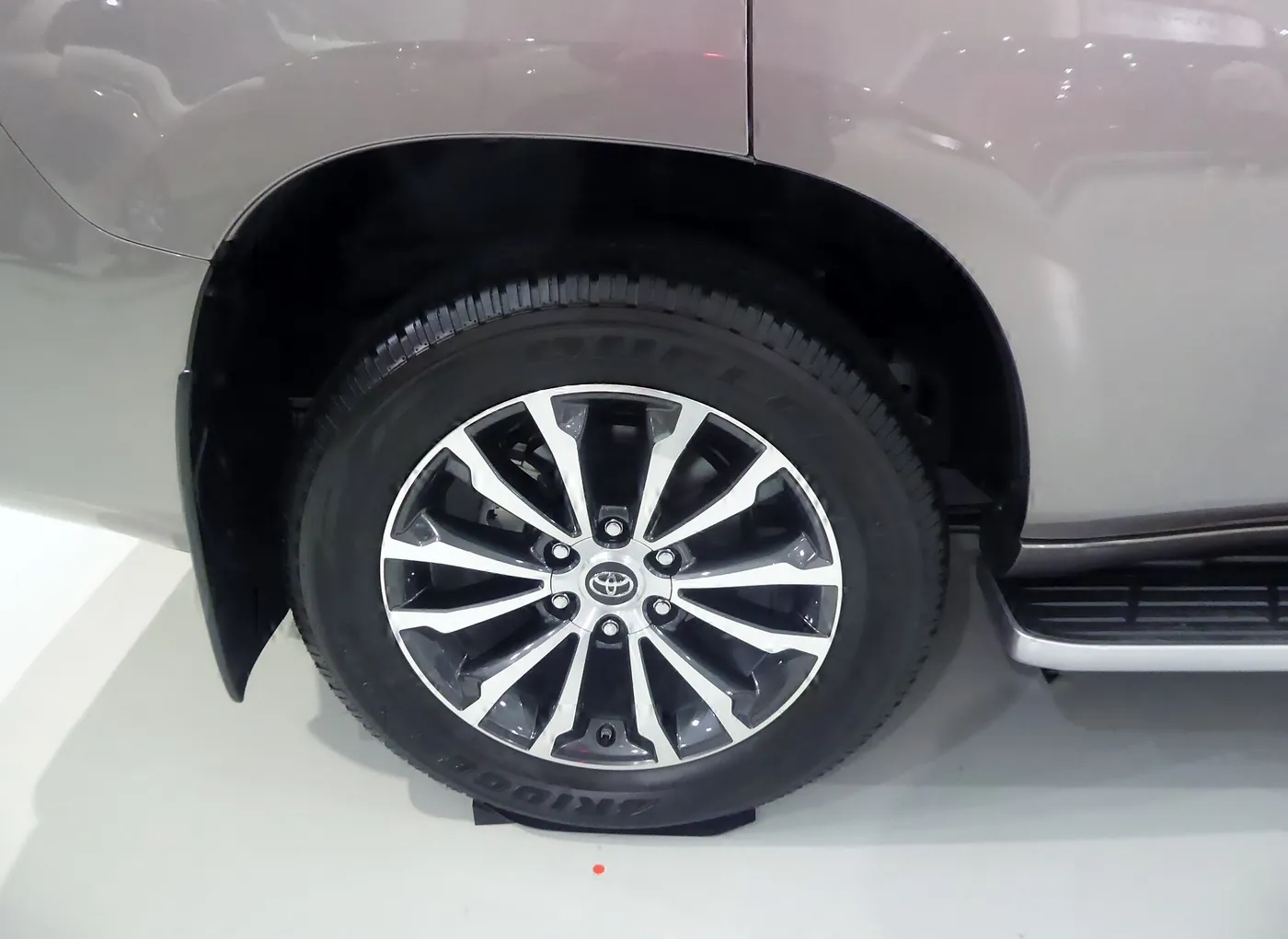 Toyota Land Cruiser Prado wheel and body detail