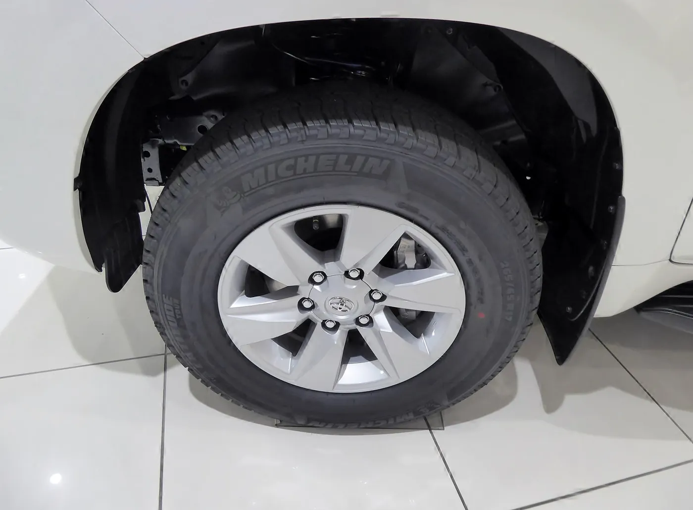 Toyota Land Cruiser Prado wheel and body detail