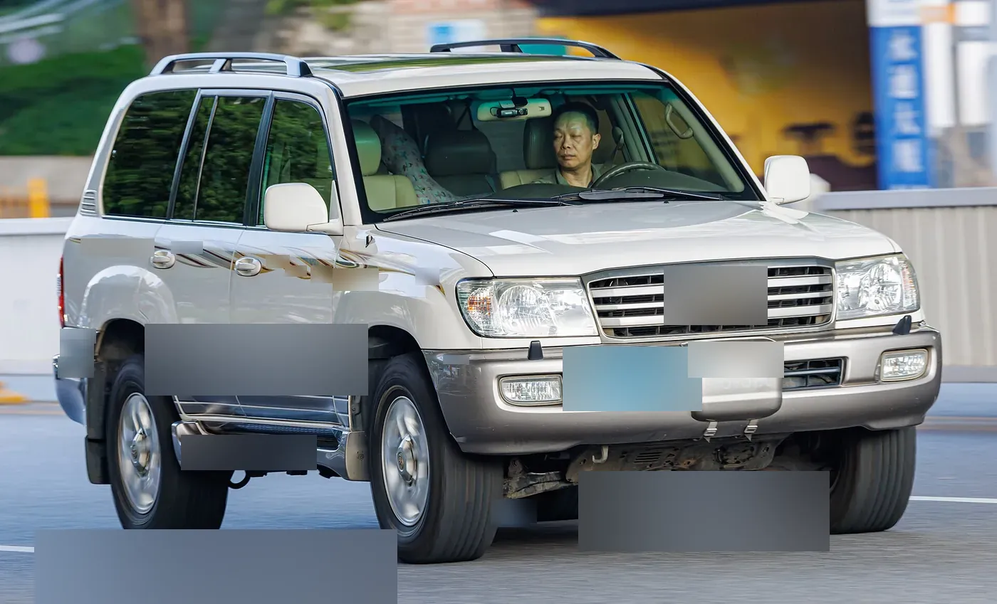 Toyota Land Cruiser 100-series in beige