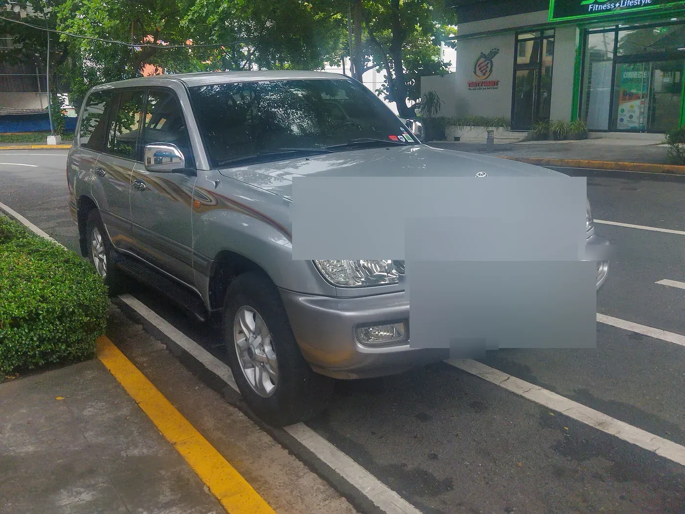 Toyota Land Cruiser 100-series in silver