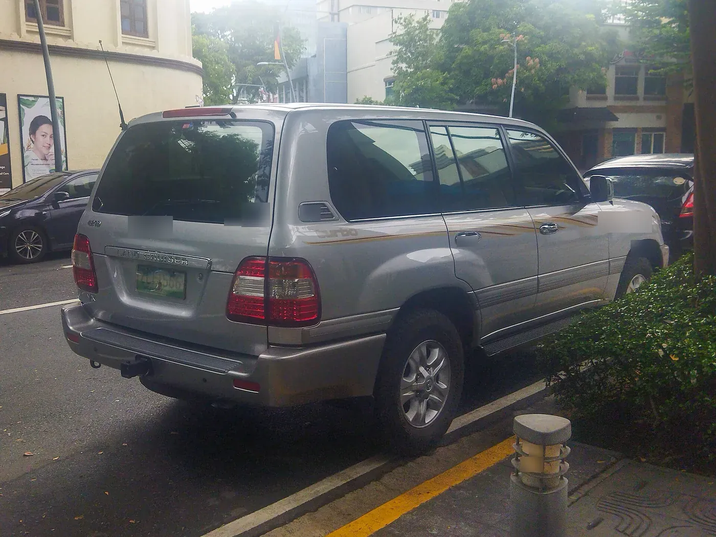 Toyota Land Cruiser 100-series in silver