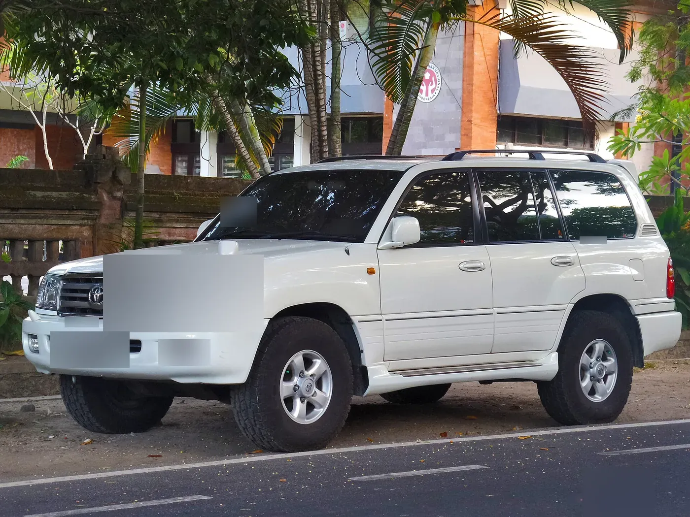 Toyota Land Cruiser 100-series in white