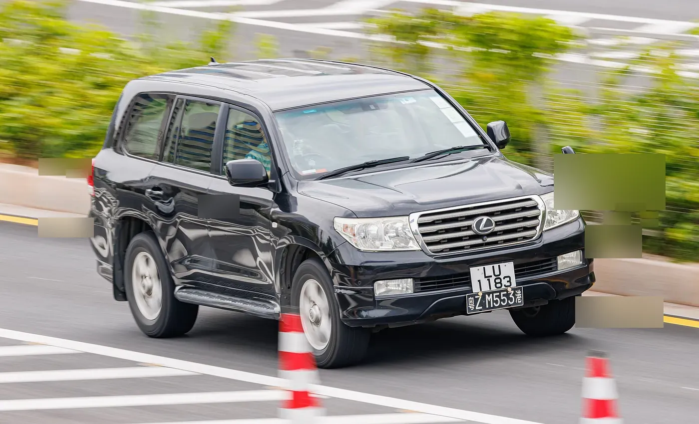 Toyota Land Cruiser 200-series in black