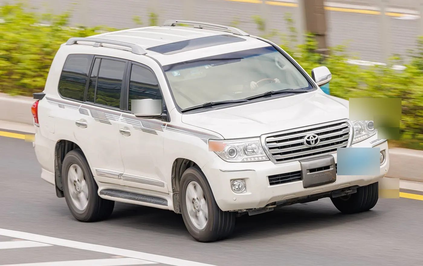Toyota Land Cruiser 200-series in white