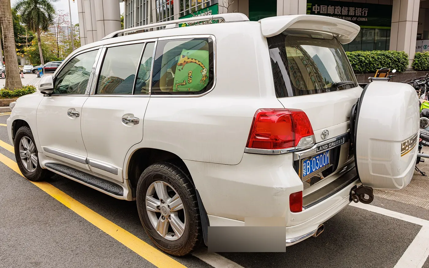 Toyota Land Cruiser 200-series in white
