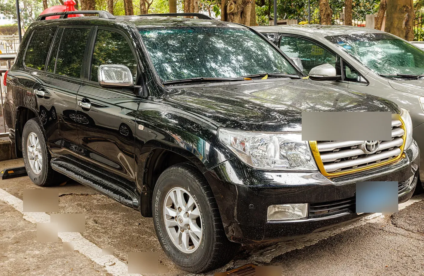 Toyota Land Cruiser 200-series in black