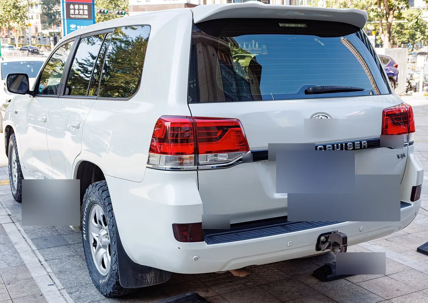 Toyota Land Cruiser 200-series in white