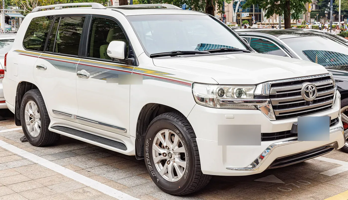 Toyota Land Cruiser 200-series in white