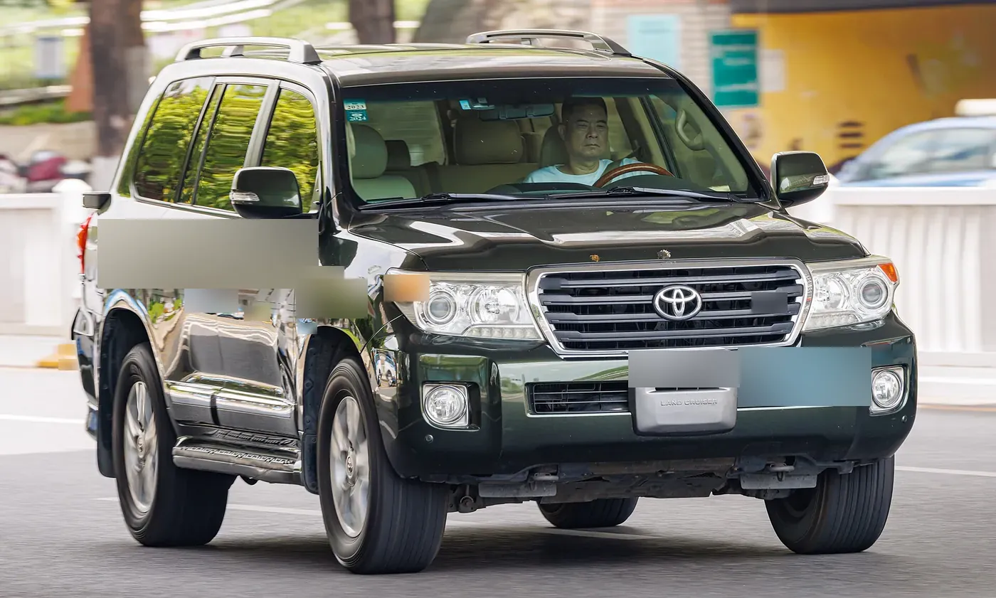 Land Cruiser 200 — Silver Metallic
