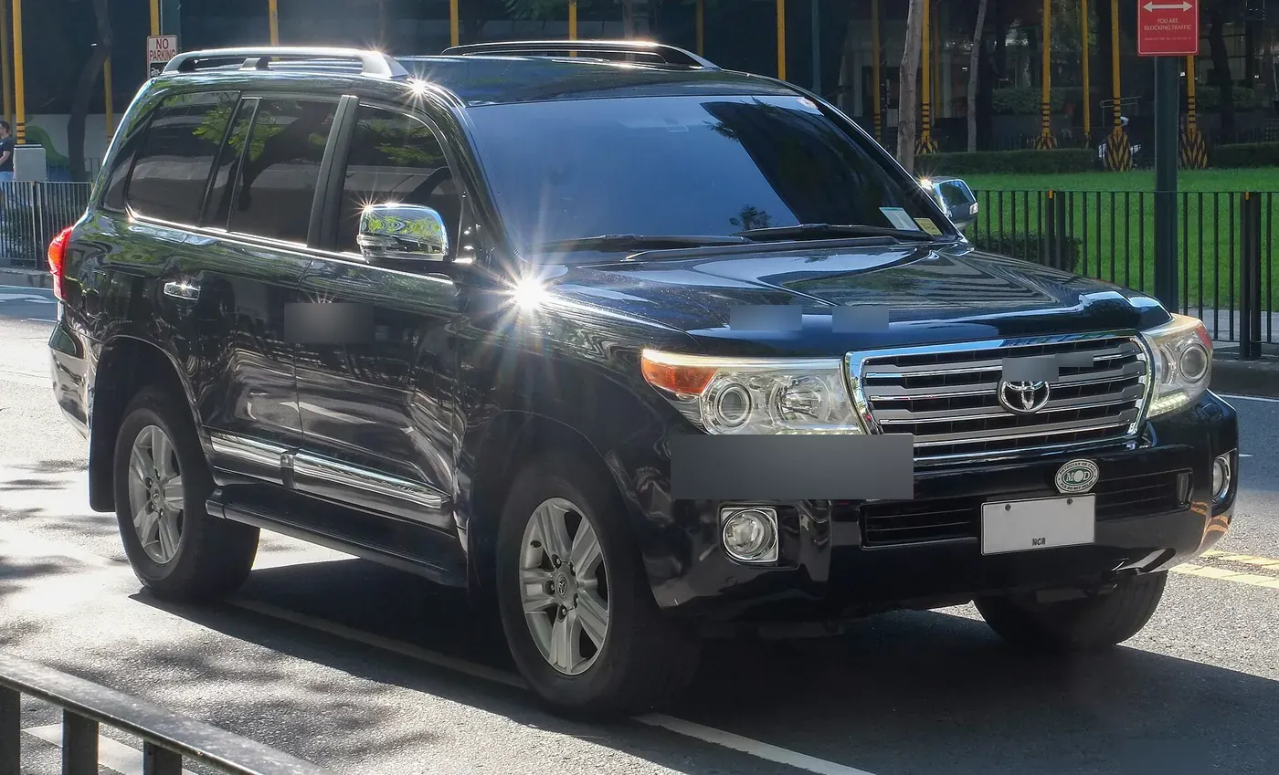 Toyota Land Cruiser 200-series in silver