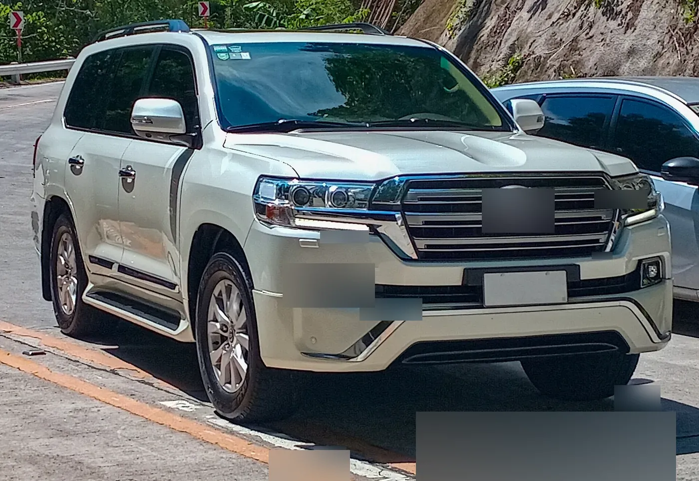 Toyota Land Cruiser 200-series in silver