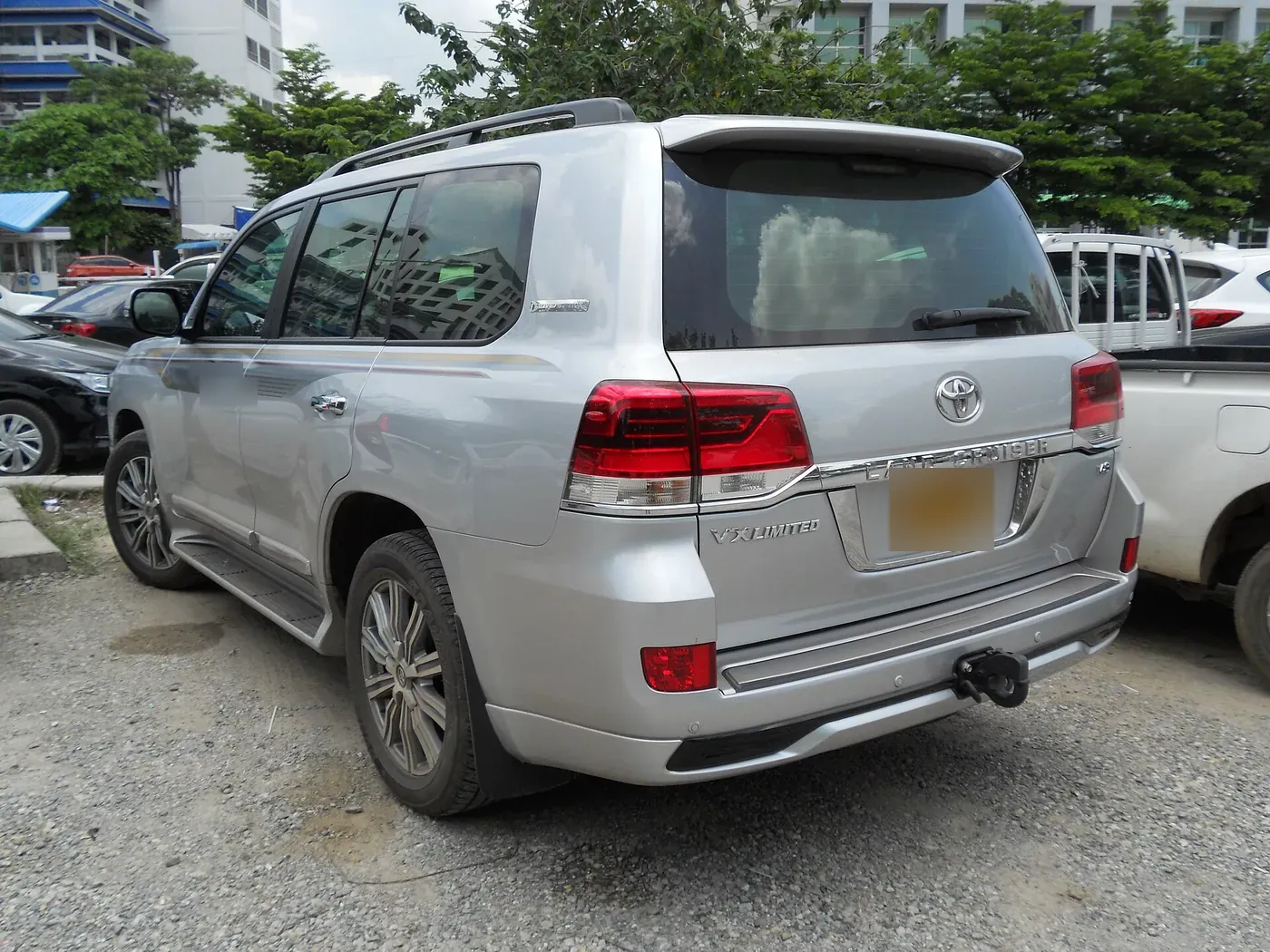 Toyota Land Cruiser 200-series in silver
