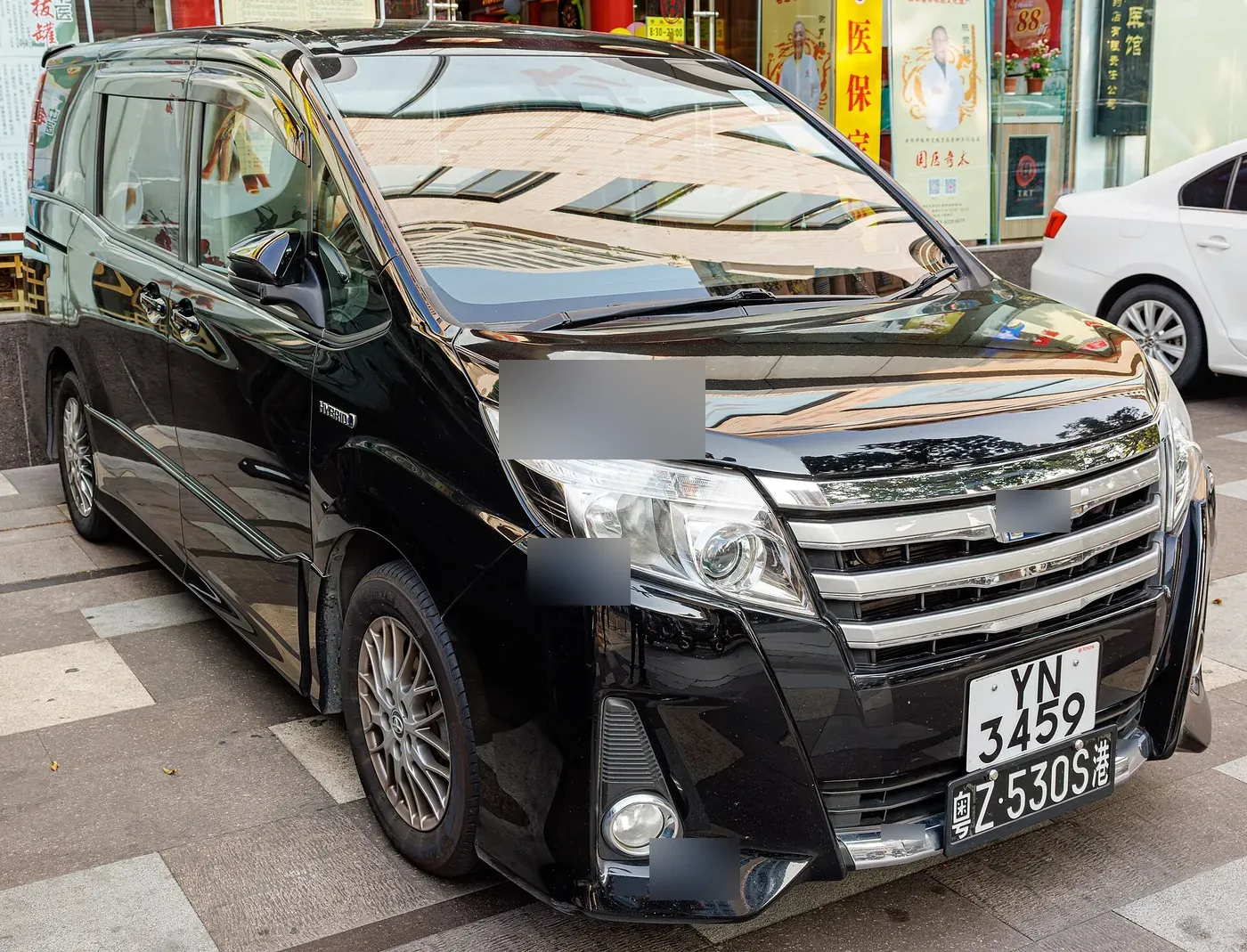 Toyota Noah — Attitude Black