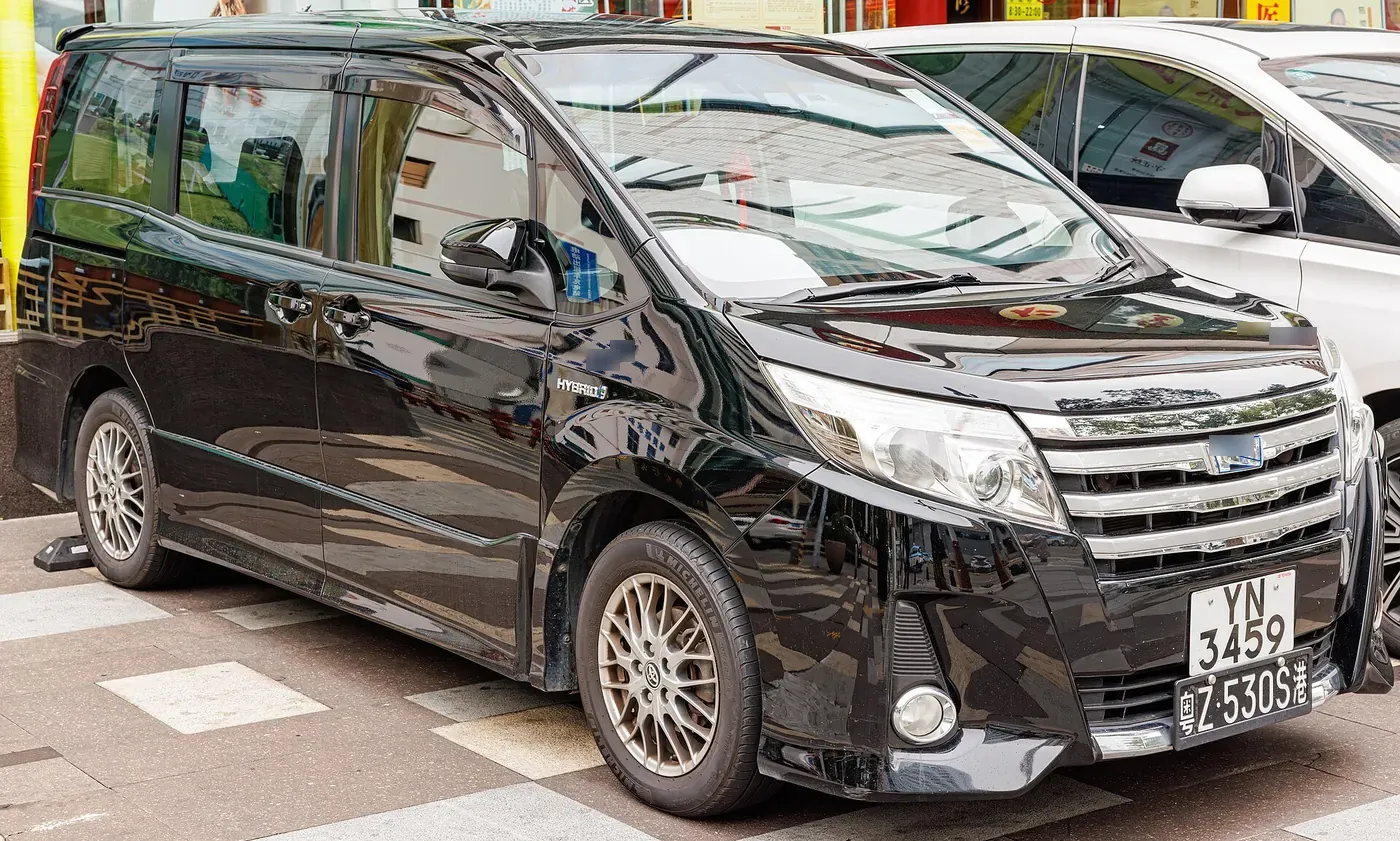 Toyota Noah people carrier in black
