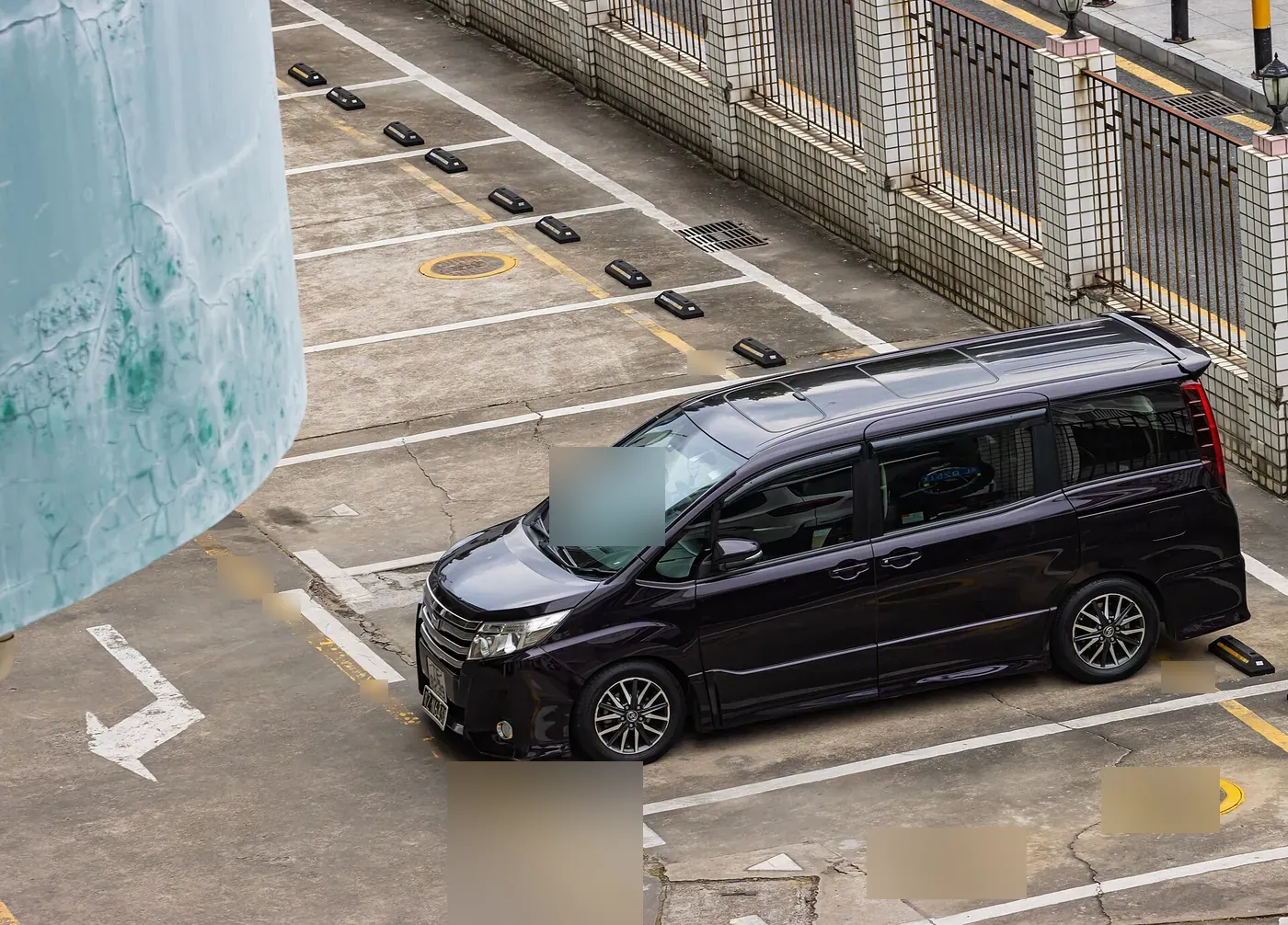 Toyota Noah people carrier in white