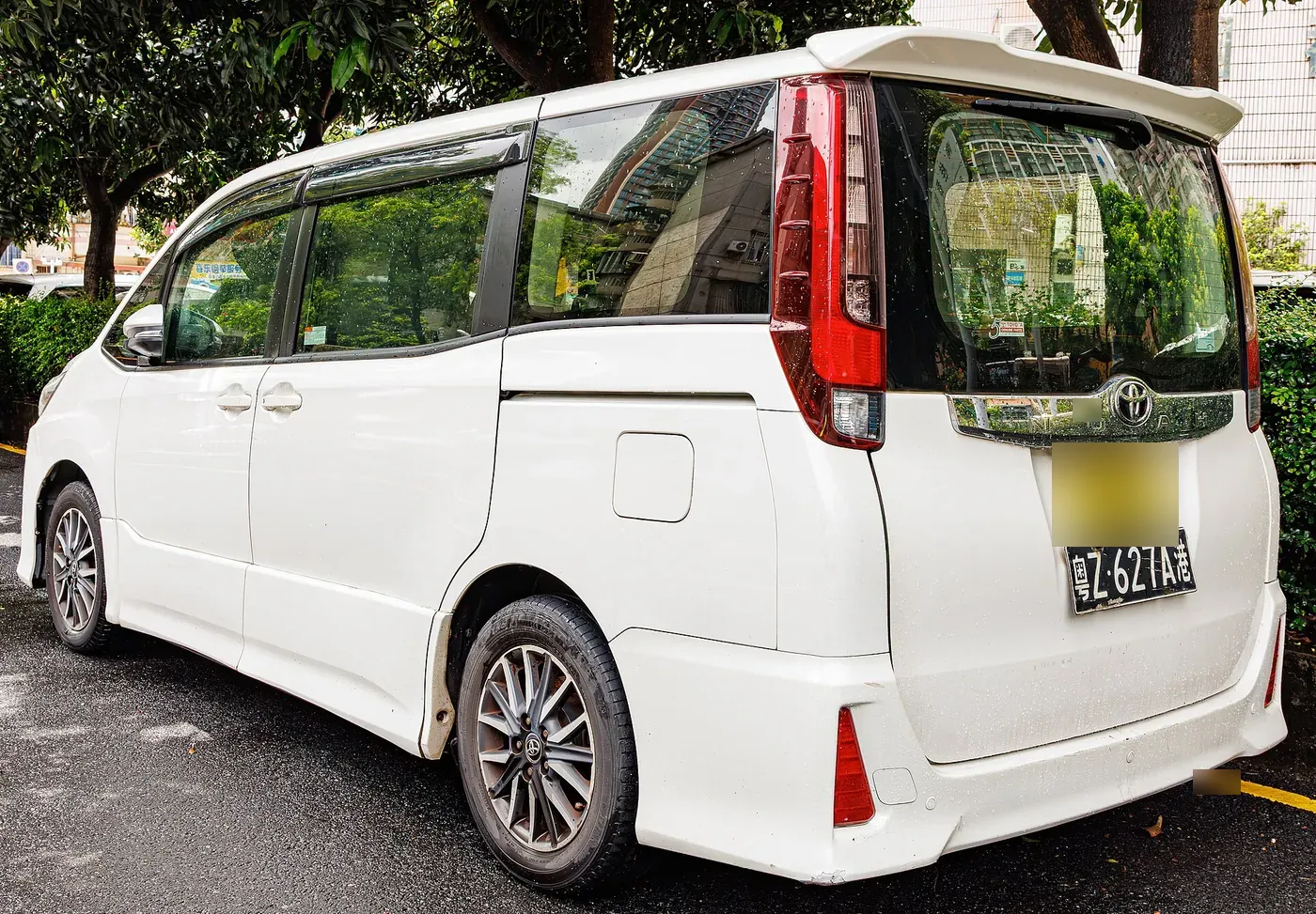 Toyota Noah people carrier in black