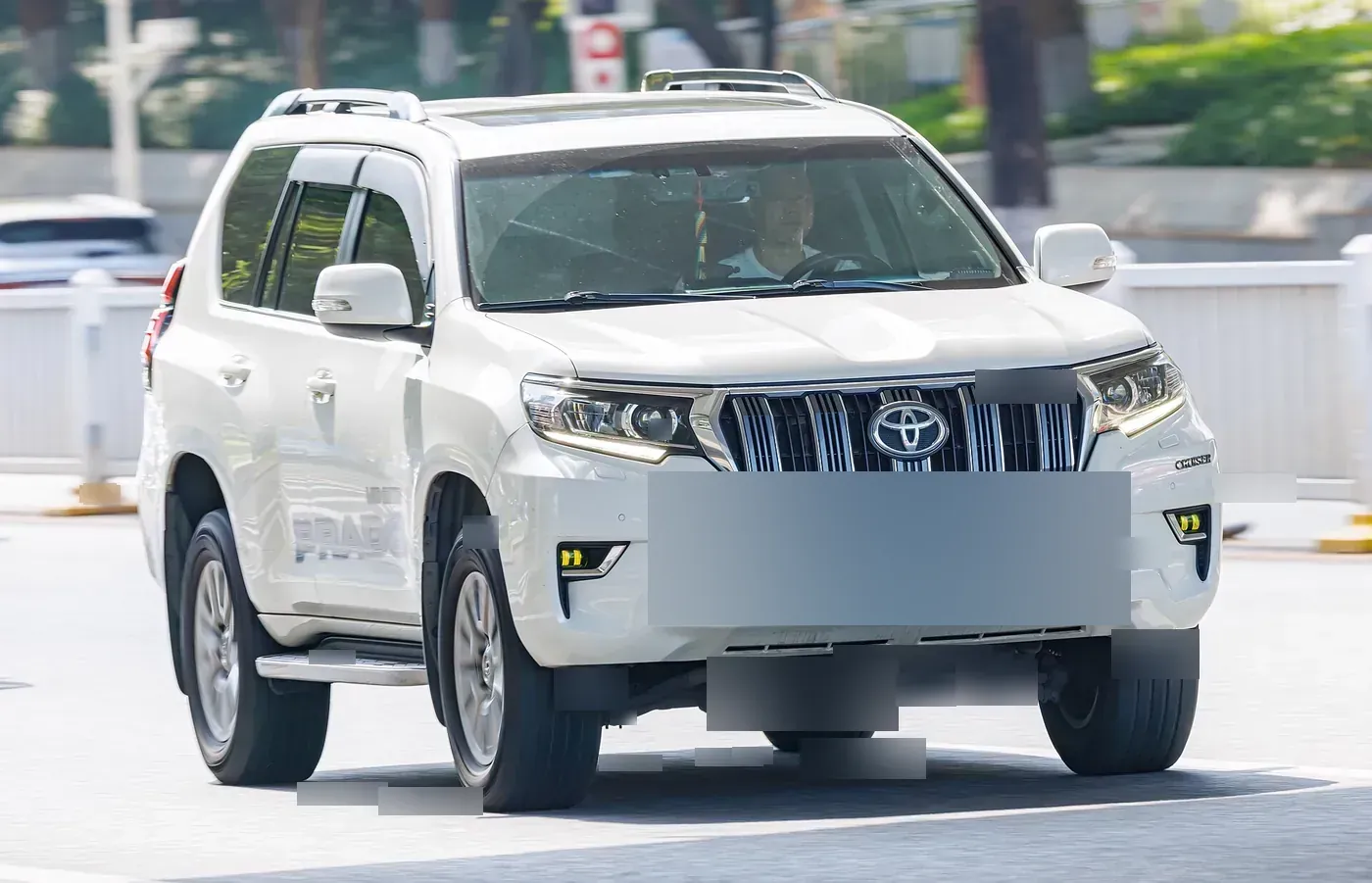 Toyota Land Cruiser Prado 150-series in white