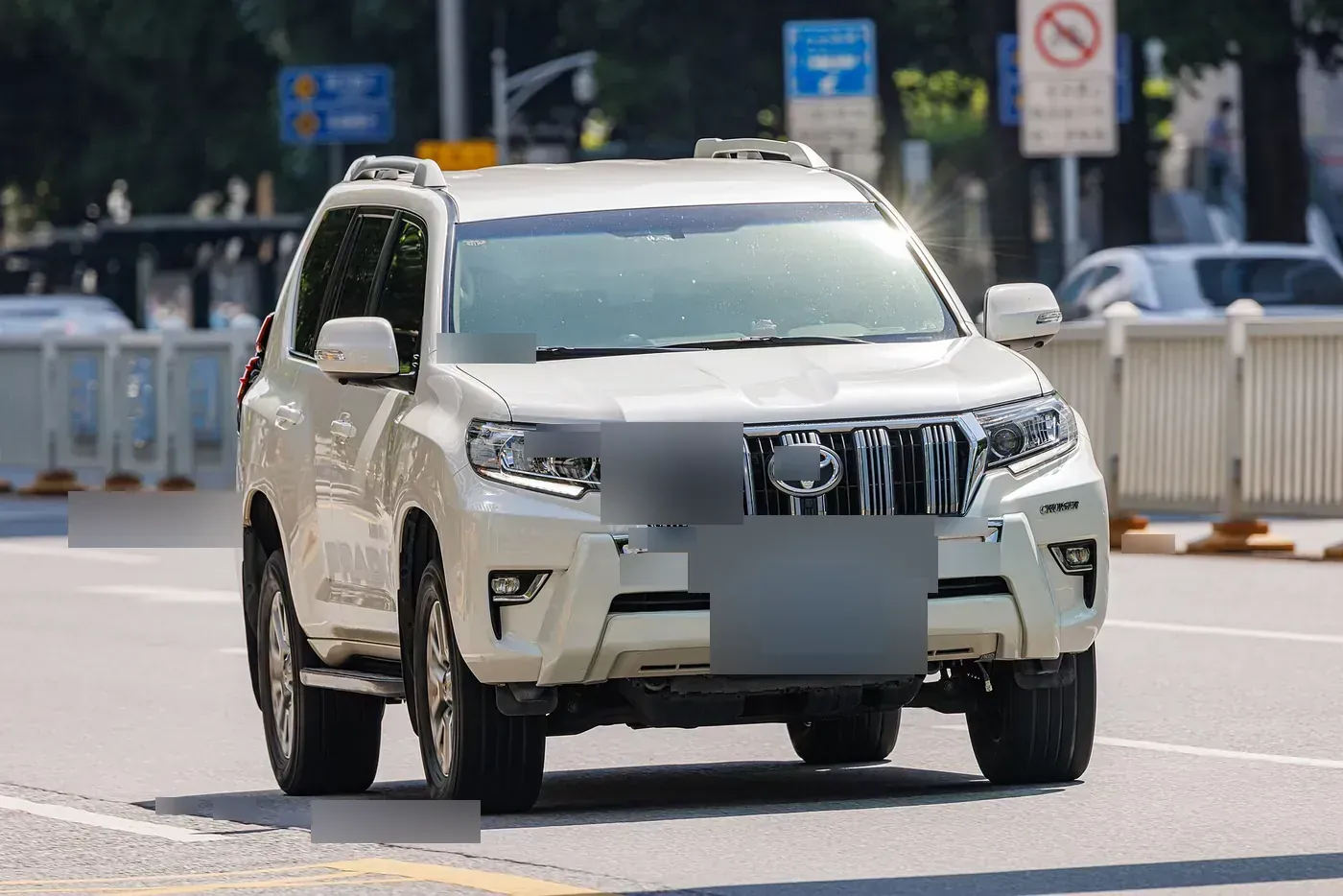 Toyota Land Cruiser Prado 150-series in white
