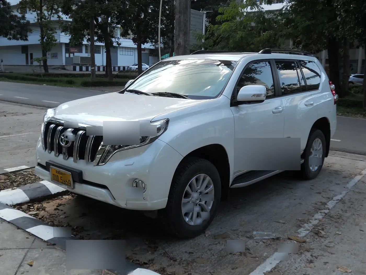 Toyota Land Cruiser Prado 150-series in white