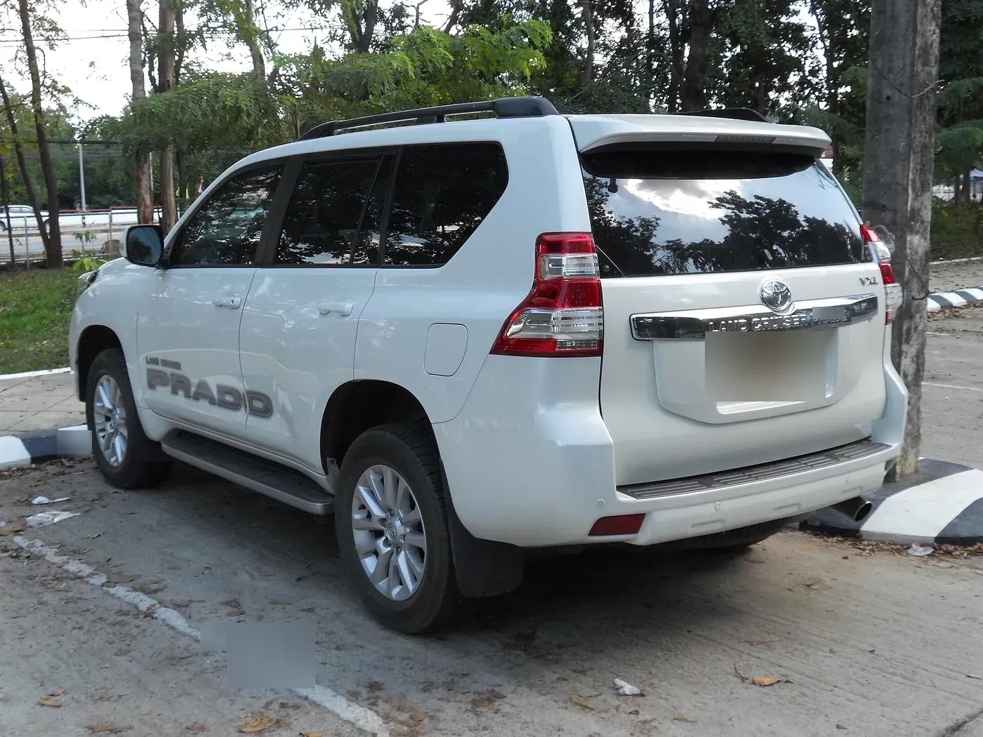 Toyota Land Cruiser Prado 150-series in white
