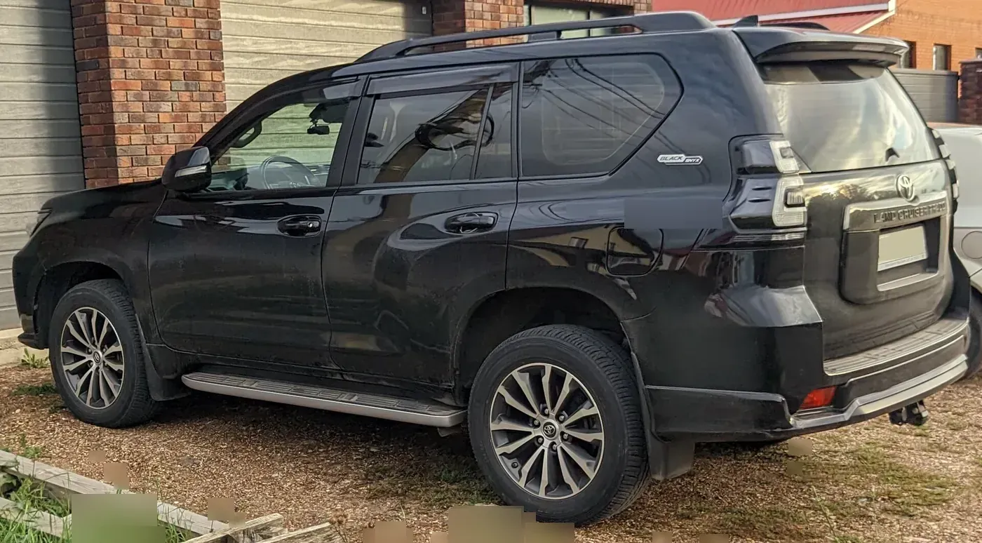 Toyota Land Cruiser Prado 150-series in black